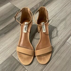 Steve Madden 2” tan heels